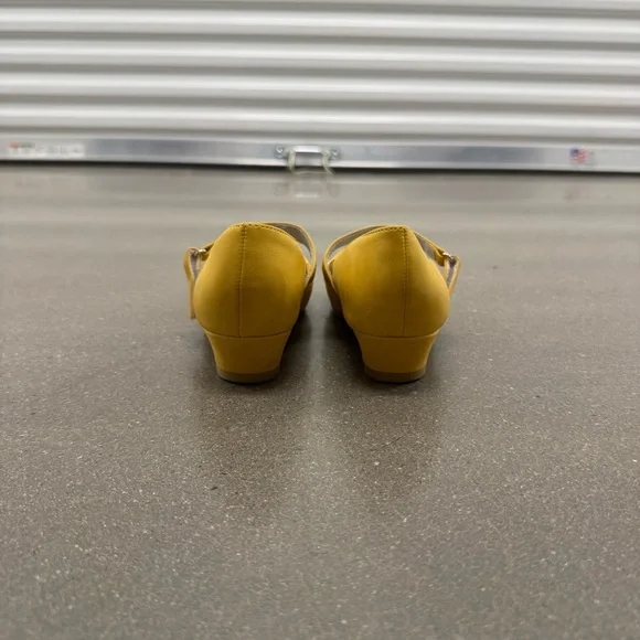 SOBEYO Yellow Girls Mary Jane Shoes Size 4 - Picture 6 of 9